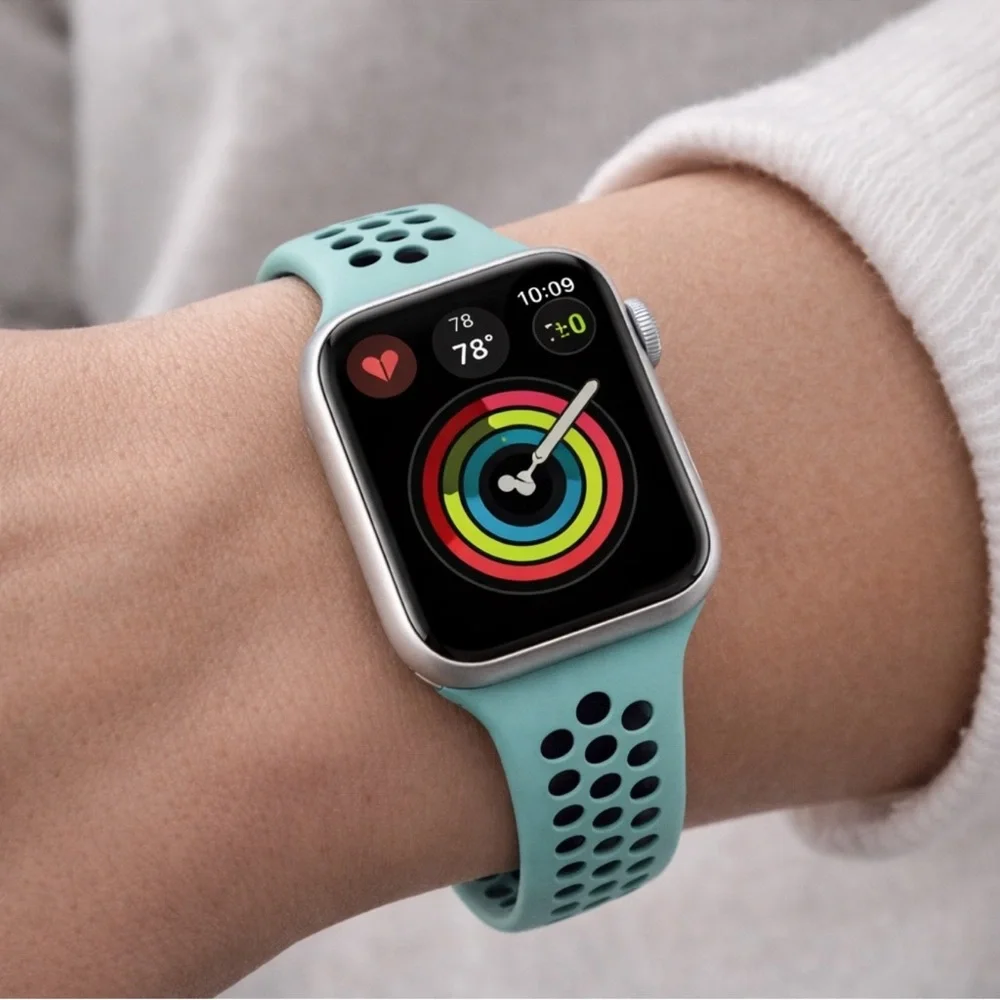 NWOT Apple Watch sports band (42/44)